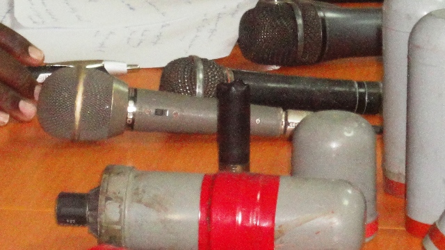 Des douilles de bombes lacrymogènes retrouvées pendant la répression. On remarque au milieu, une douille de balle (blanche ou réelle ?) (Ph : B24)