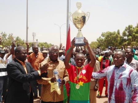 Hamidou Yameogo brandit son trophée © Burkina 24