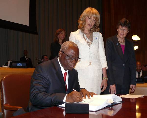 Der KOGDA, Représentant Permanent du Burkina Faso auprès des Nations Unies procédant à la signature (Ph : DR)