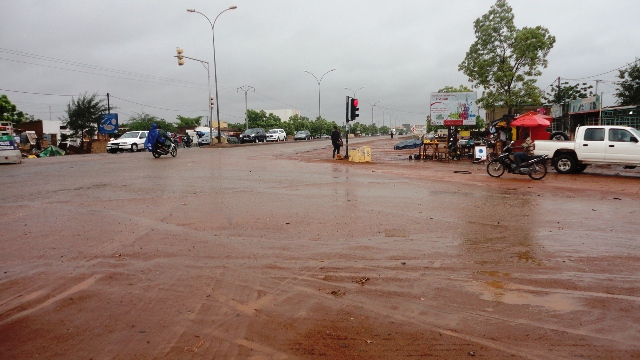 Dès 12h, ce jeudi, une fine pluie s'abattait sur Ouaga, malgré la présence des ossements (Ph : B24)