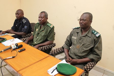 Le DG de l’OFINAP, Sibiry Y. Traoré (milieu), le chef de l’unité de gestion du ranch de Nazinga, Dieudonné Yaméogo (à dr.) et le commandant de la Brigade anti criminelle (BAC), Patrice Yéyé (Ph. B24)