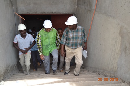 Le ministre Yacouba Traoré (milieu) et sa délégation ont  constaté de visu l'état d'avancement des constructions à la Zaca (Ph. DCPM MHU)