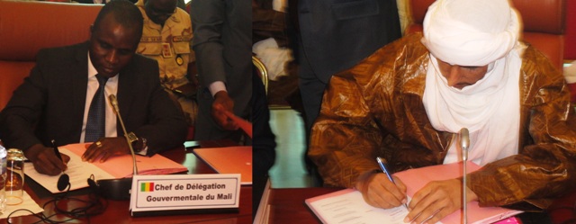 Moussa Sinko Coulibaly du gouvernement malien et Bilal Ag Cherif du MNLA (d.) signant l'accord (Ph : B24)