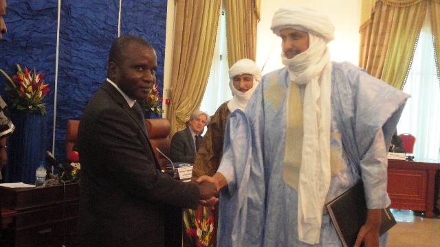 Les deux parties échangeant les documents de l'accord le 18 juin 2013 à Ouagadougou  (Ph : B24)