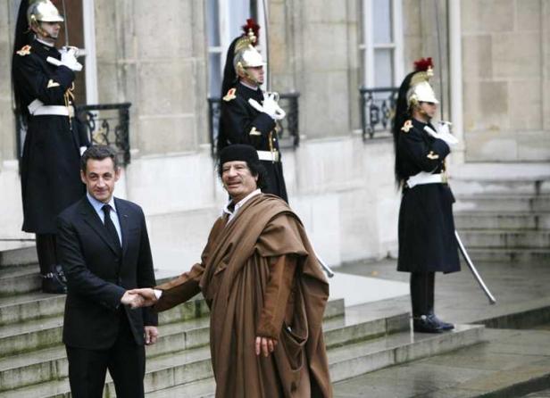 Nicolas Sarkozy et Mouammar Kadhafi, le 10 décembre 2007  à l'Elysée. JOBARD/SIPA