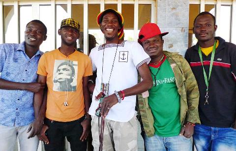 Sana Bob (milieu) et "Beog Yinga Band" : de g. à d. Elie, Oussou, Amidou le Doux, Elisée.