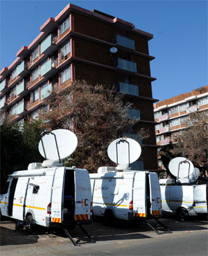 Les véhicules des médias devant l'hôpital où est hospitalisé le président sud-africain (Ph : News24)