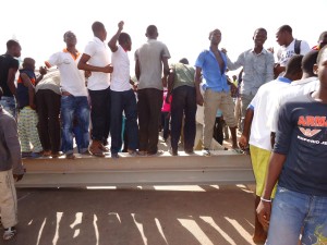 Des manifestants sur la RN1 le 4 juillet 2013. Ph.B24