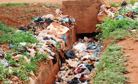 Un tas de déchets plastiques bouchant un caniveau dans un quartier de Ouaga. Ph.B24