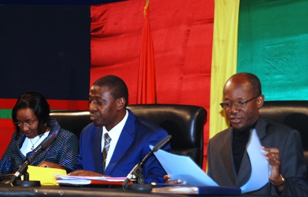 Le ministre Salif Ouédraogo (droite) au point de presse du gouvernement ce jeudi 11 juillet 2013. Ph.B24  