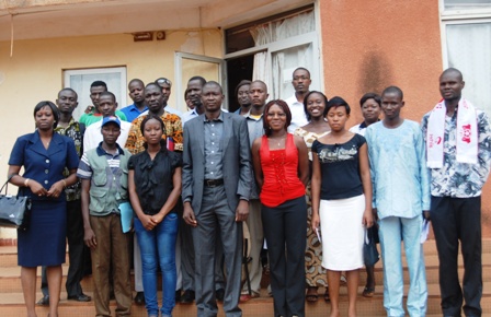 Une photo de famille de groupe de jeunes leaders avec le maire de la commune de Bogodogo. Ph. B24