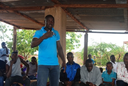 François Guiré, voisin et témoin du meurtre, parlant au nom des jeunes du quartier. Ph.B24