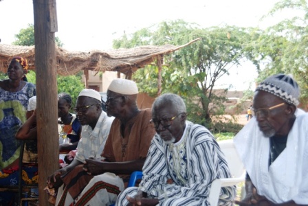 Le père de la victime, en tenue traditionnelle. Ph.B24