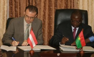 La signature des documents par le ministre de l'Economie et des Finances Lucien M. N. Bembamba (a. d.) et le Chef du Bureau de coordination de la coopération autrichienne,  Walter Ehmeir Photo.B