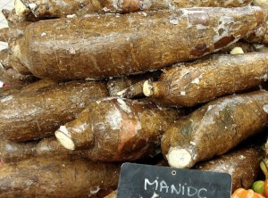 Des racines de manioc 