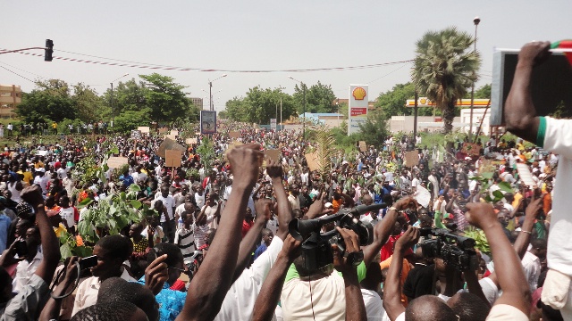 Les manifestants sur l'Avenue Kwameh Nkrumah vus depuis le Rond-Point des Nations-Unies (Ph : B24)