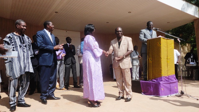 La ministre délégué chargé du budget, Clotilde Ky remettant les clés d'un véhicule à un bénéficiaire, sous le regard du ministre de la Communication (Ph: B24)