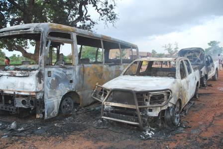 Ce qu'il reste de trois véhicules à Kossodo. Ph. Bénéwendé