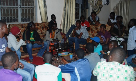 La délégation de "Balai Citoyen" discutant avec un groupe d'étudiants relogés © Burkina 24