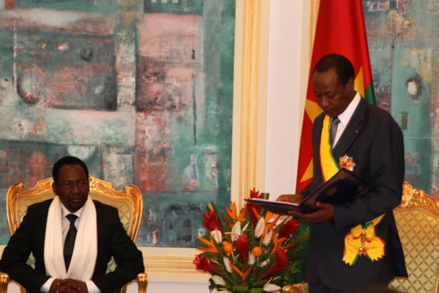 Le Président du Faso (à d.)prononçant son discours après la décoration (Ph : B24)