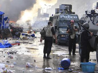 La police égyptienne procède à l'évacuation des pro-Morsi (Ph : RFI)