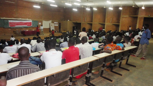 Des étudiants à la clôture du 26e congrès de l'UGEB, 17 août à Ouagadougou (Ph : B24)