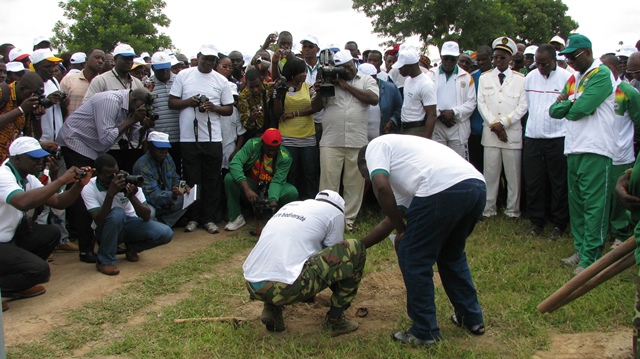 Une démonstration de plantation d'arbre a été effectué par le directeur régional en charge de l'Environnement, Tigassé Anakouba Bassorobou (Ph:Sidwaya)