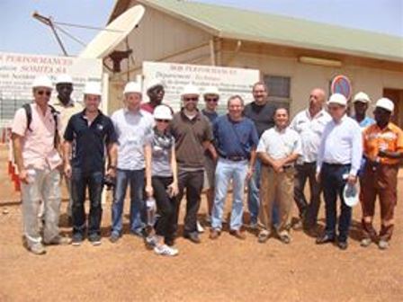 Une photo de famille des hommes d'affaires québécois visitant un infrastructure au Burkina en octobre 2012 (PH:Archive)