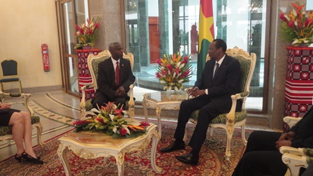 Salama Tulinabo Mushingi, ambassadeur des Etats-Unis auprès du Burkina Faso échangeant avec la haute autorité (PH:24)