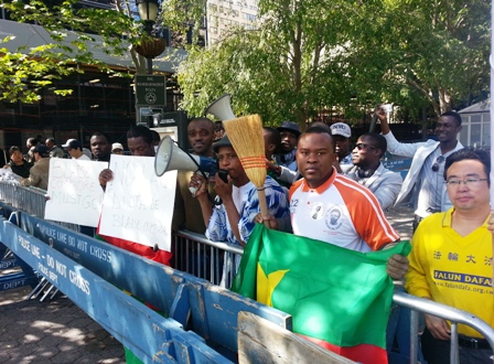 Des Cibals manifestent devant le siège des Nations-Unies.