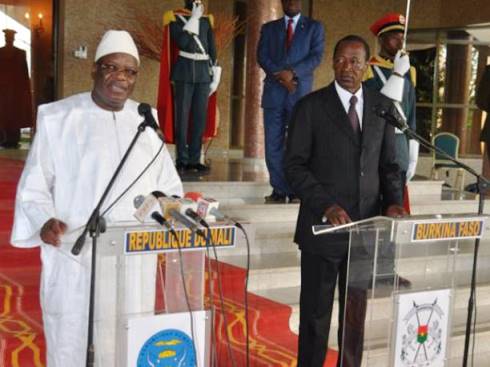 Les PRésidents Malien et Burkinabè s'adressant à la presse