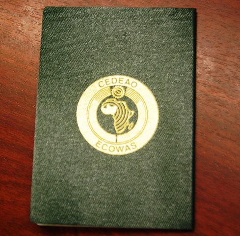 Le nouveau passeport vu de dos, avec le logo de la CEDEAO © Burkina 24