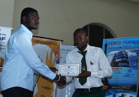 Le président du Salon, Naba Abdoulaye, remettant une attestation de participation au représentant de l'IAM. ©Burkina 24