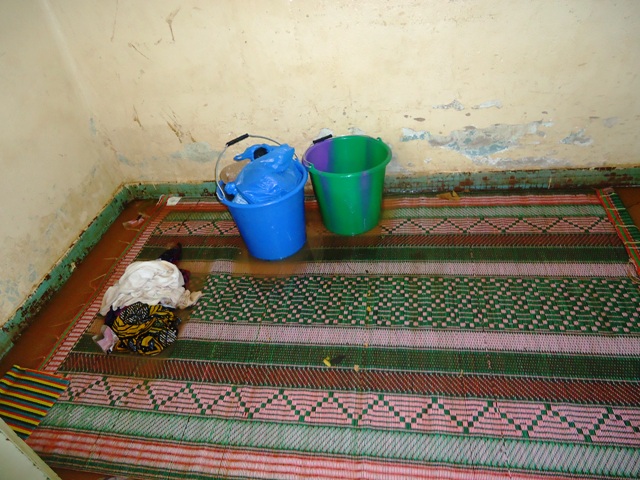 Un malade a dû fuir son "dortoir", une natte étalée à même le sol, pour éviter les eaux (Ph : DR)
