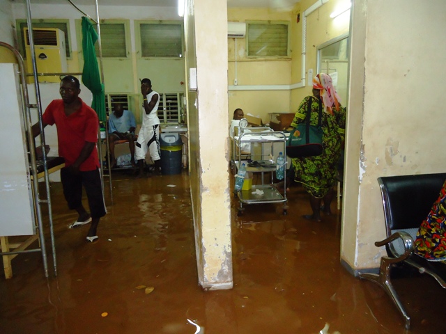 Une des salles des urgences de l'hôpital Yalgado était inondée (Ph : DR)