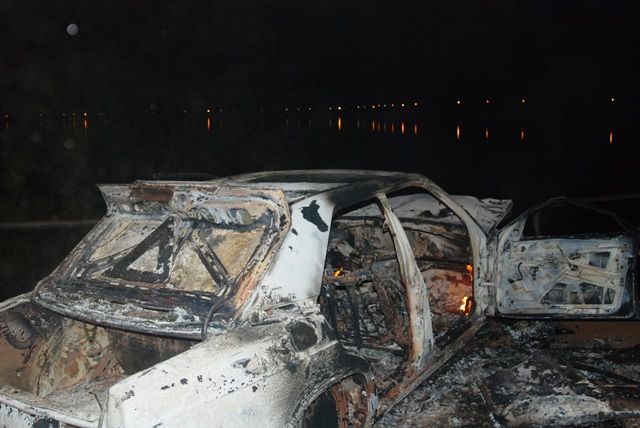 La voiture du conducteur a été incendié par les riverains en colère (Ph : B24)