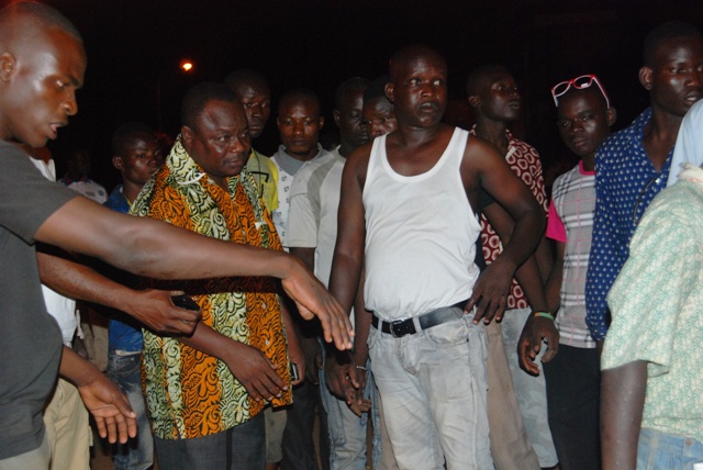 Il a fallu les négociations du maire de l'arrondissement 4, Anatole Bonkoungou, pour calmer la fureur des jeunes du quartier (Ph : B24)