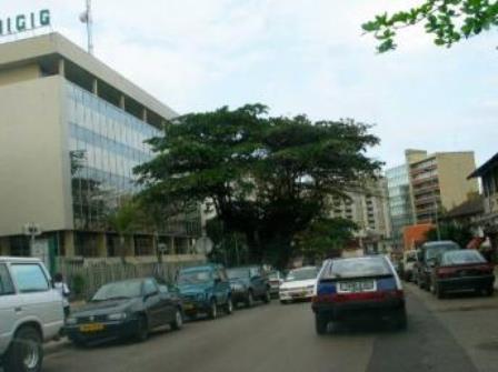 Un aperçu de Libreville avec des voitures d'occasions en circulation (PH:DR) 