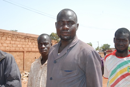 Sabani Kouanda, vendeur de moutons demande l'indulgence des autorités, afin d'occuper le mur de la gare de l'Est (Ph:B24)