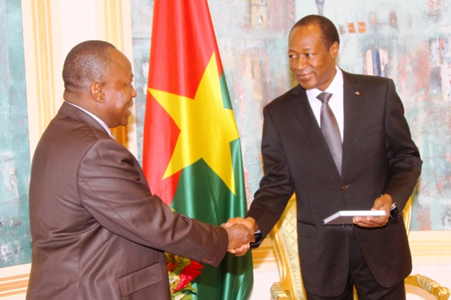 Le Président du CES Paramanga Ernest Yonli remettant le rapport au Président  du Faso (Ph : Presidence.bf)