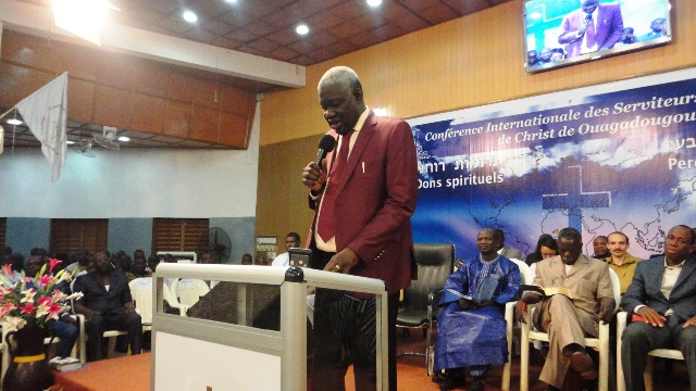 Le Révérend Mamadou Karambiri prononçant le discours d'ouverture de la 8e CISCO - 29 octobre 2013 (Ph : B24)