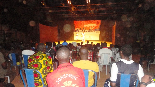 Le public était attentif lors de cette première soirée de conte à l'Espace culturel Gambidi (Ph : B24)