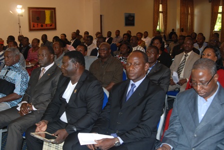 Certains élus comme Sidiki Belem (3e) Gilbert Ouédraogo (4e à partir de droite) sont rompus à l'utilisation des tablettes. © Burkina 24