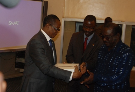Le PAN Soungalo Ouattara remettant un iPad à un député. © Burkina 24