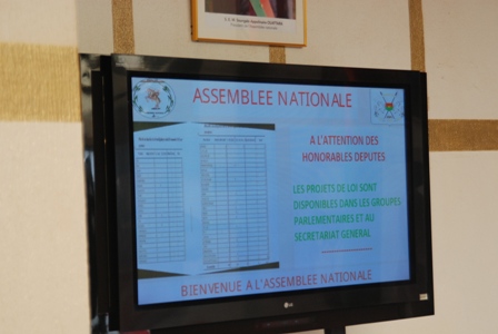 Un des dix écrans d'affichage dans l'enceinte du parlement. Ph.Burkina24