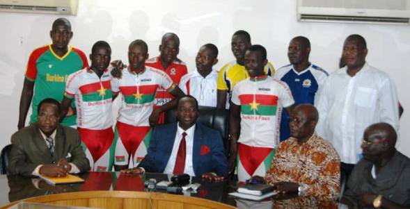 Le ministre des Sports Yacouba Ouédraogo (costume) entouré d'Etalons cyclistes (Ph :  B24)
