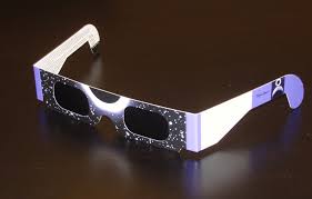 Des lunettes d'observation d'éclipse solaire (Ph : blog.confortvisuel.com)