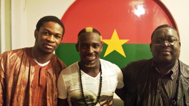 Mohamed Koffi (au milieu) a rendu visite aux Burkinabè vivant en France (Ph : B24)