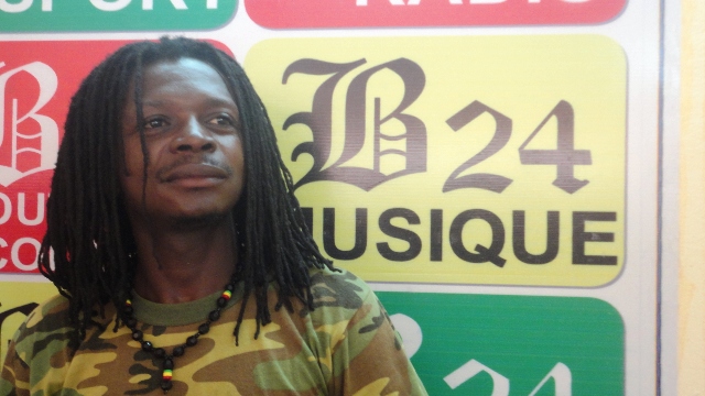 Zion-B, vidéaste et chanteur, à Burkina 24, le 2 octobre 2013 © Burkina 24