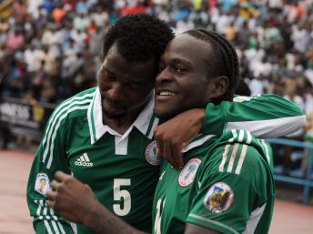 Les Nigérians Efe Ambrose et Victor Moses (à droite). AFP PHOTO/PIUS UTOMI EKPEI